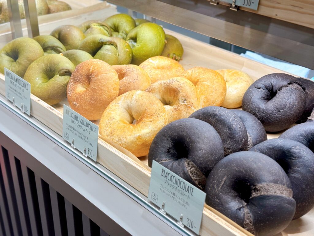 博多駅マイングにオープンしたRABBIT BAGELのショーケース