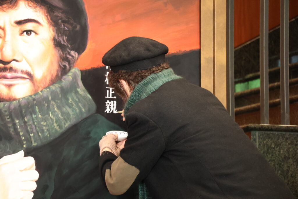 博多座で行われたミュージカル『屋根の上のヴァイオリン弾き』除幕式の筆入れ