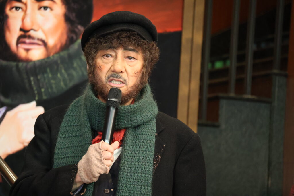 博多座で行われたミュージカル『屋根の上のヴァイオリン弾き』除幕式の市村さん