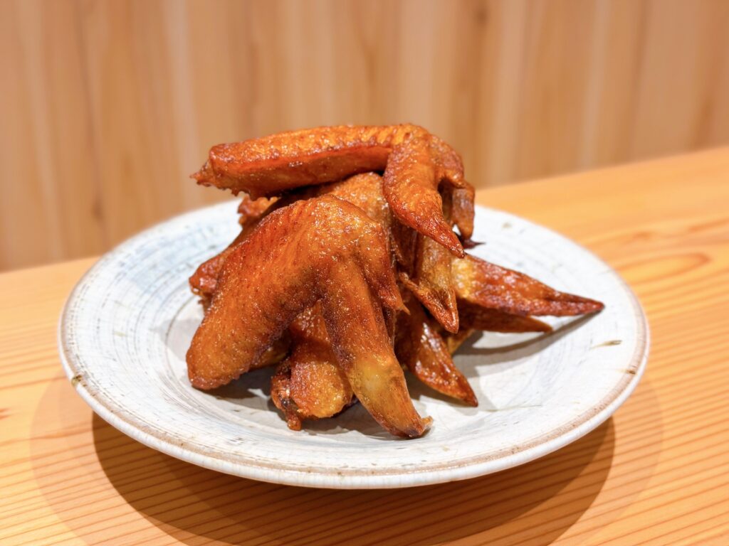 博多デイトス・博多ほろよい通りにオープンした「酒と旅と語らいの店 ポン介(ぽんすけ)」の手羽先の燻製