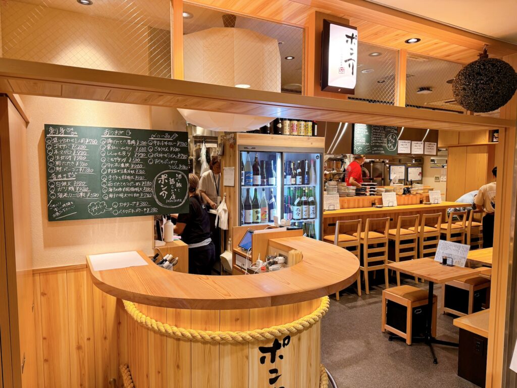 博多デイトス・博多ほろよい通りにオープンした「酒と旅と語らいの店 ポン介(ぽんすけ)」の立ち飲みスペース