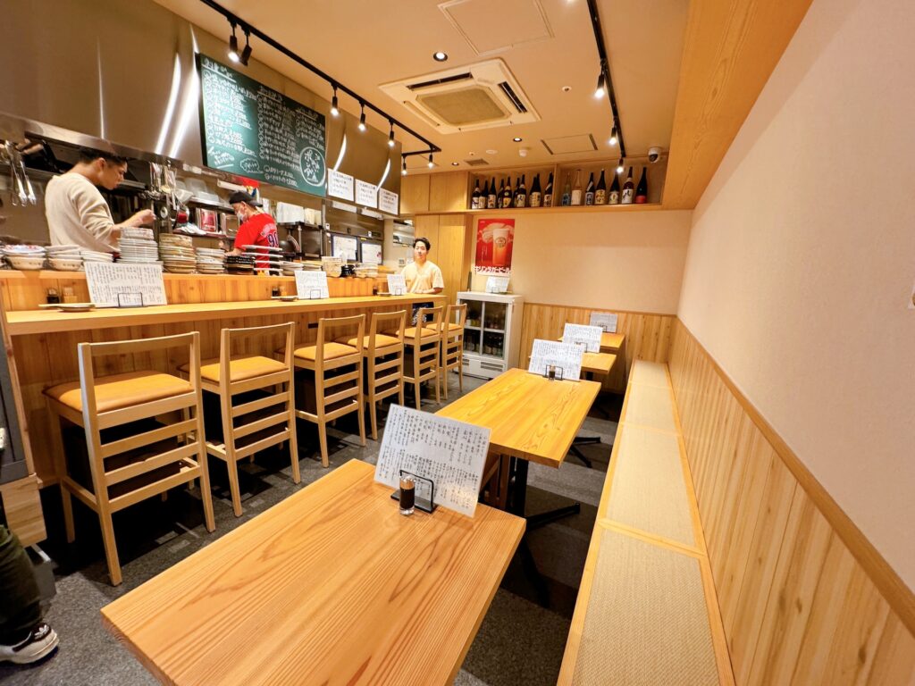 博多デイトス・博多ほろよい通りにオープンした「酒と旅と語らいの店 ポン介(ぽんすけ)」の店内