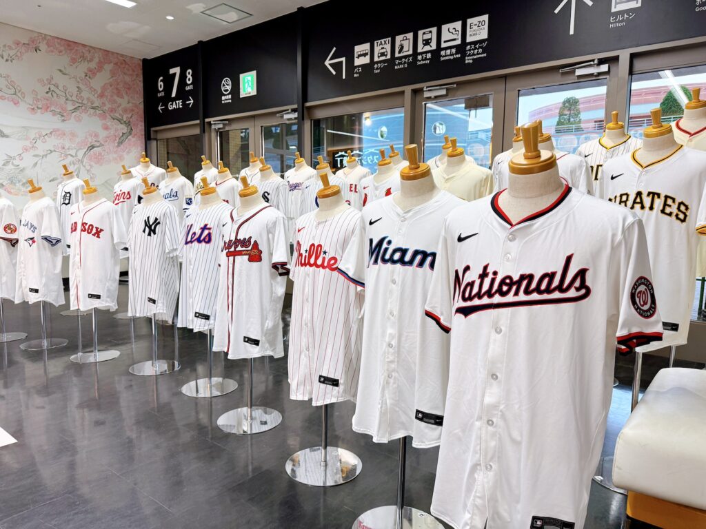 AMERICAN BASEBALL EXPERIENCEが開催されるみずほPayPayドームのユニフォーム展示