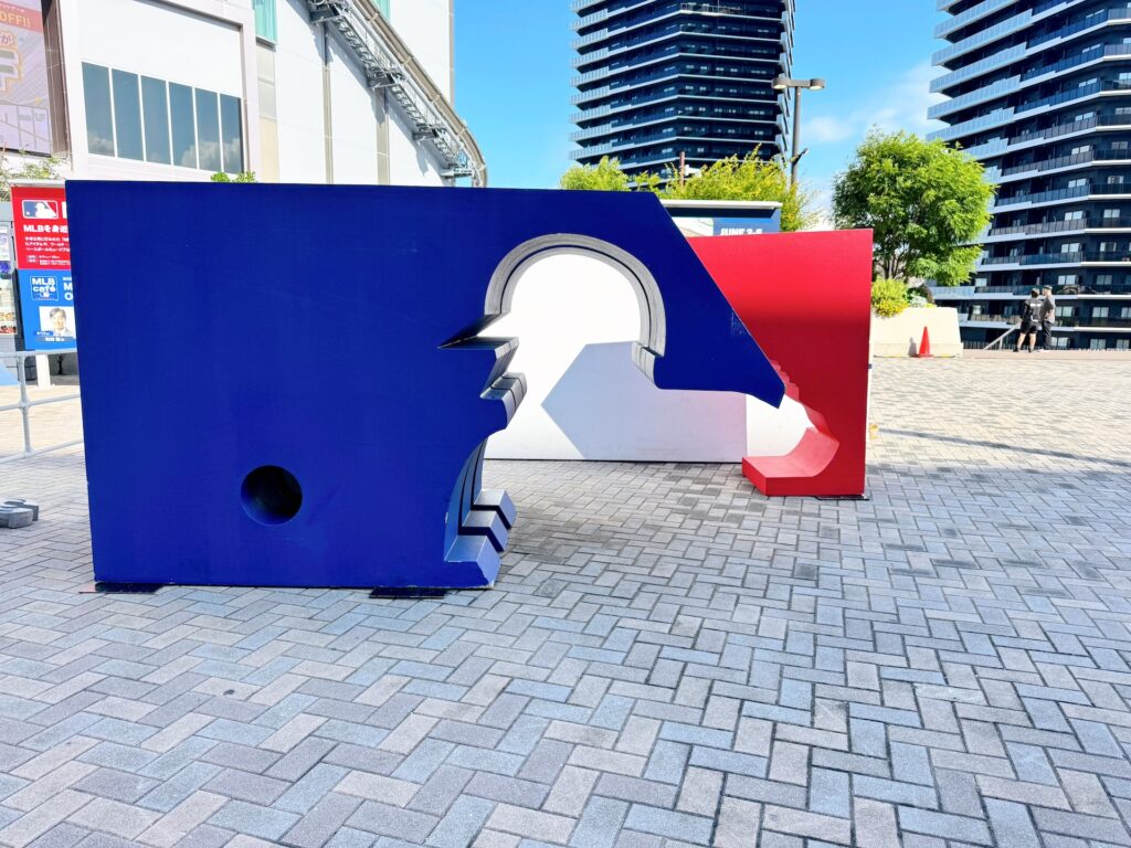 AMERICAN BASEBALL EXPERIENCEが開催されるみずほPayPayドームのモニュメント