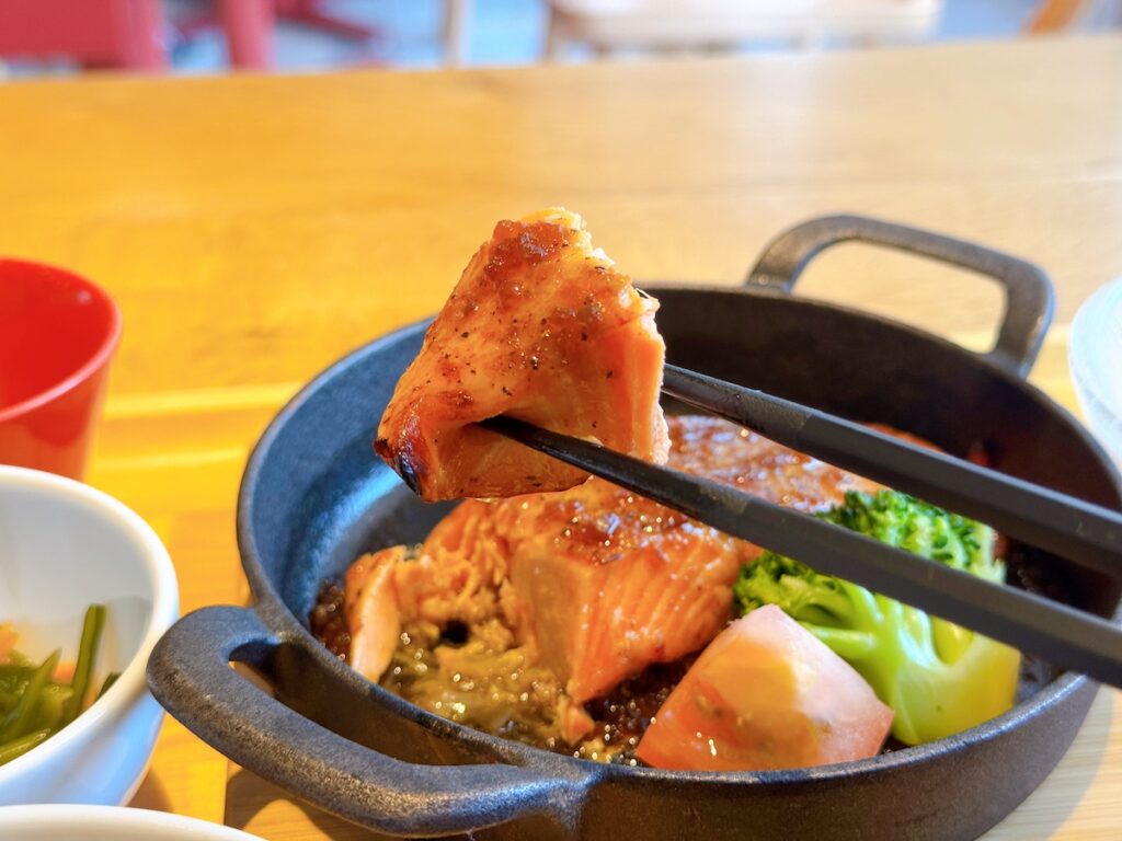おぼんdeごはん　MARK IS福岡ももち店　サーモンの生姜醤油ソース