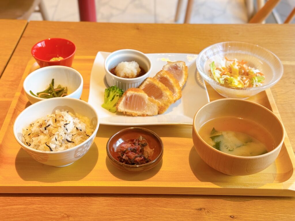 おぼんdeごはん　MARK IS福岡ももち店　びんちょうまぐろのレアカツおろしぽん酢
