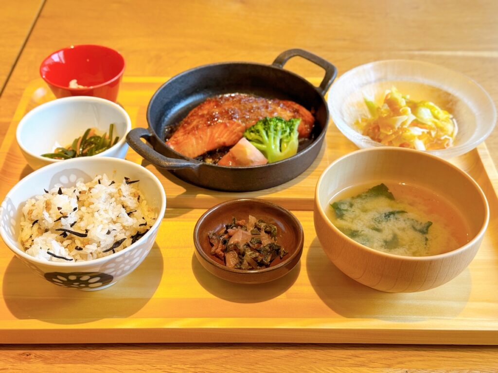 おぼんdeごはん　MARK IS福岡ももち店　サーモンの生姜醤油コース