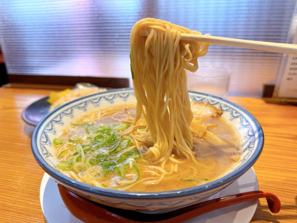 赤のれん 節ちゃんラーメン　麺
