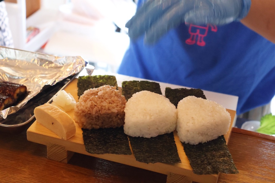 おむすび横丁 西中洲店の カウンターで作る画像