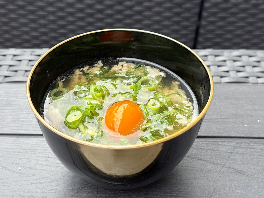 おむすび横丁 西中洲店の 卵黄をトッピングした肉吸いの画像